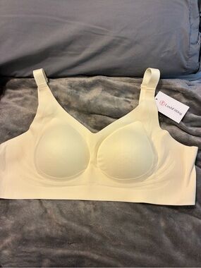NWT LUSHFITTING Seamless Wireless Bra in Ivory